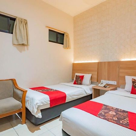 Cihampelas Hotel 2 Mitra Reddoorz باندونج المظهر الخارجي الصورة